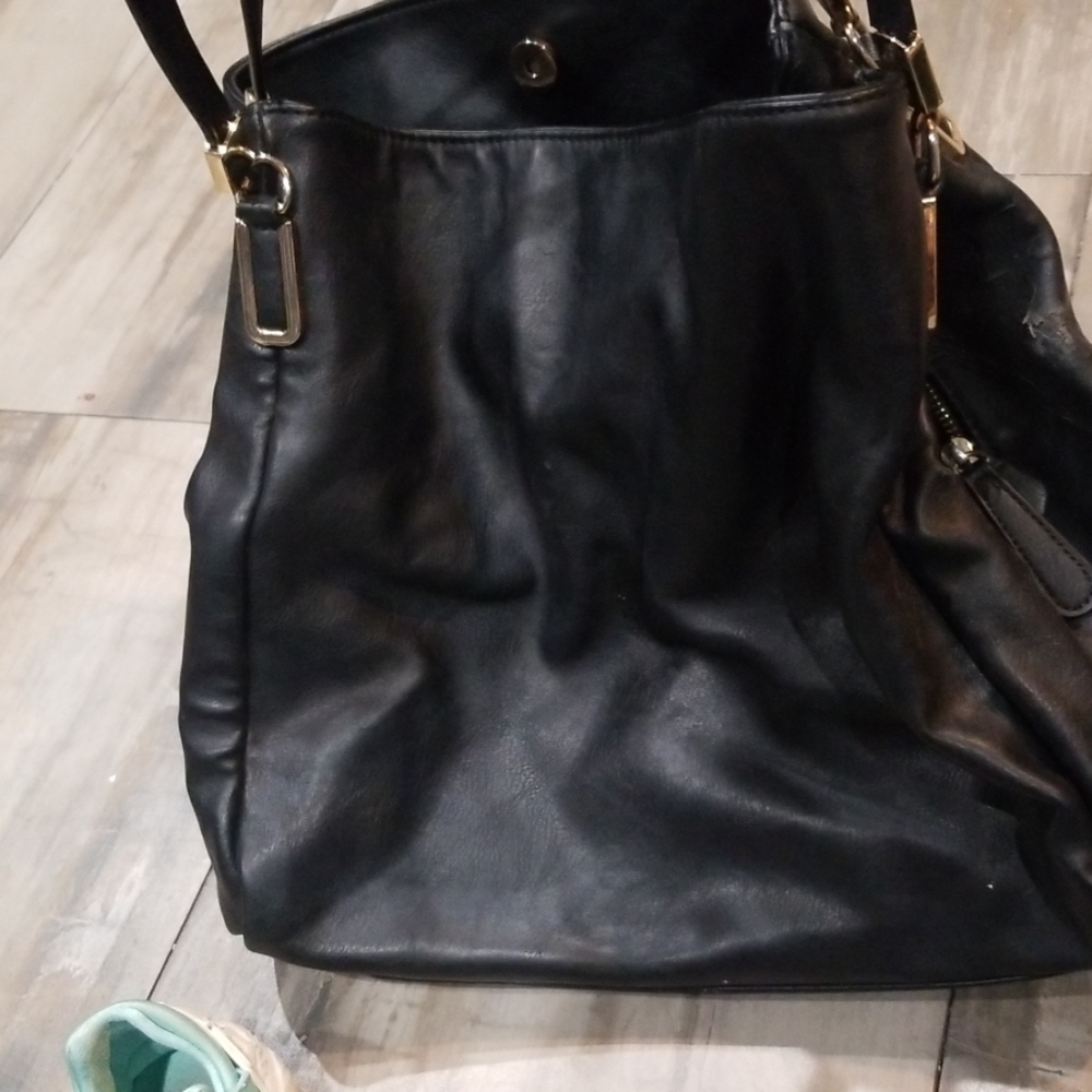 Black 3 compartments inside zip outside zip